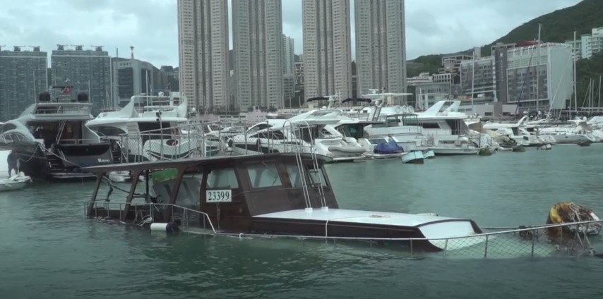 HK boat destroyed in typhoon2