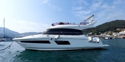 Prestige 45 motor yacht